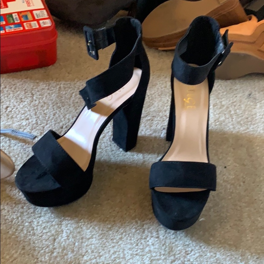 Black pumps